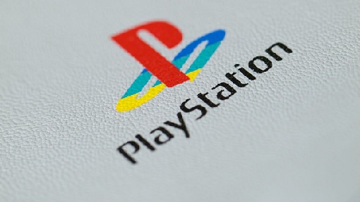 Zdjęcie okładkowe wpisu Bluzę, torbę, a może koszulkę? Seria ubrań upamiętniająca 20-lecie PlayStation
