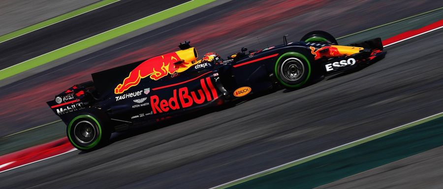 Zdjęcie okładkowe wpisu Kierowca Red Bulla Max Verstappen prezentuje rozgrywkę z F1 2017