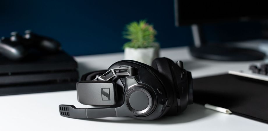 Zdjęcie okładkowe wpisu Sennheiser prezentuje pierwszy bezprzewodowy zestaw słuchawkowy dla PS4