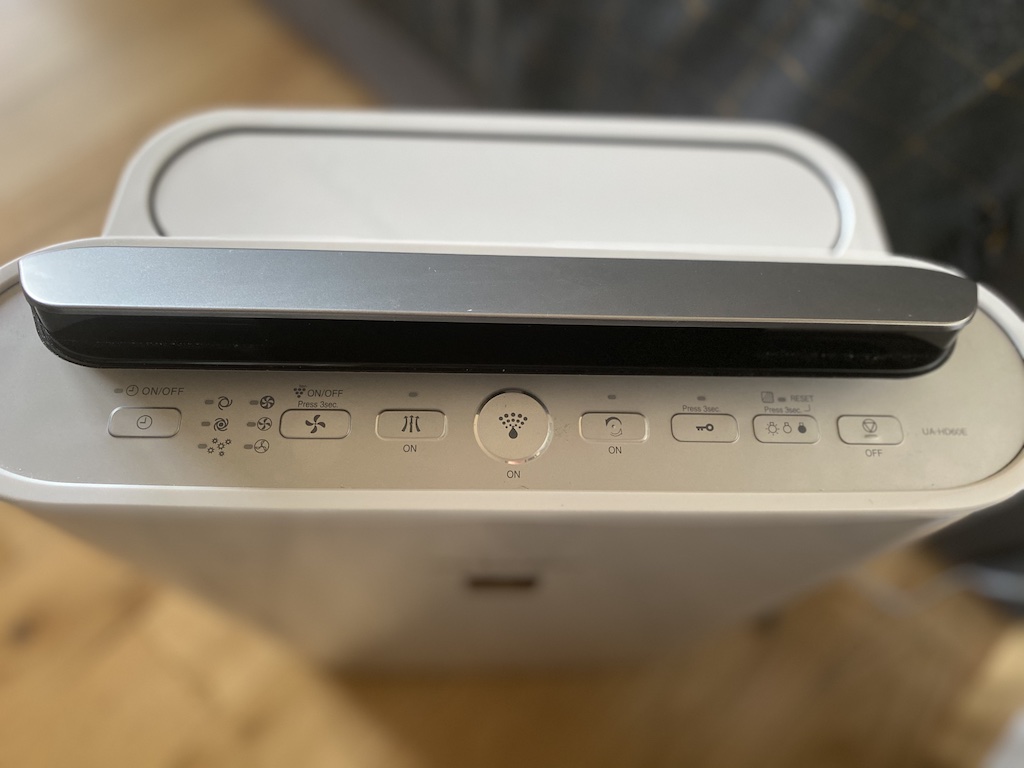 Zdjęcie okładkowe wpisu Test: Oczyszczacz powietrza Sharp UA-HD60E-L. Zadbaj o siebie i urządzenia gamingowe