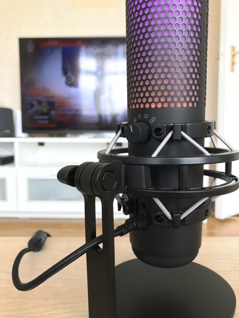 Mikrofon HyperX Quadcast (widok z tyłu na port USB-C i złącze mini-jack)