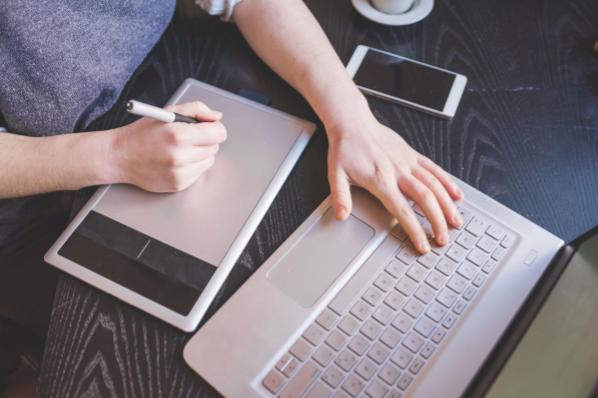 Zdjęcie okładkowe wpisu Tablet Graficzny — Czym jest i jakie funkcje spełnia?