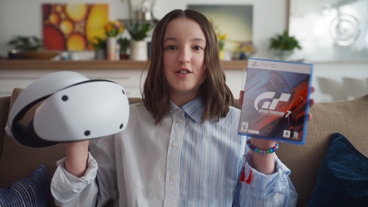 Zdjęcie okładkowe wpisu Gran Turismo 7 na PSVR2 z Bellą Ramsey na fotelu kierowcy – to dopiero reklama